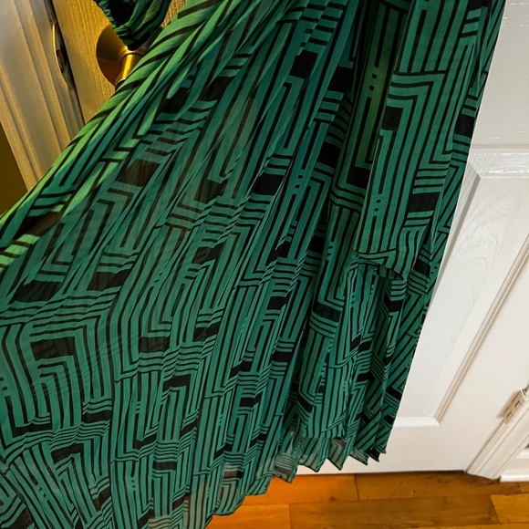 NWOT- Karl Lagerfeld green and black dress button pleated with belt size 4 - Picture 3 of 6